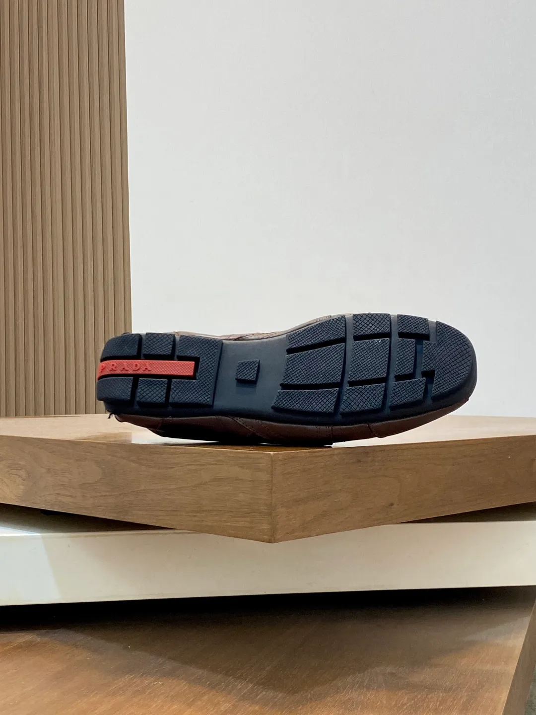Men's Men's Shoes 💰800 Prada/Prada Men's Leather Casual Sports Shoes, a hot product made in Guangzhou! Made of imported calfskin splicing upper, three-dimensional geometric segmentation, precision manufacturing, uniform stitching, leather texture at a glance, multi-color splicing, fashionable and generous, soft, comfortable and breathable, decorated with PRADA letter logo on the outside, classic letter logo on the tongue, fabric strap on the heel, P family's classic sports shoe type, with fabric lining, silver logo cowhide foot pads, and P family's exclusive rubber outsole. The details are carefully crafted, making it a versatile item for travel! Comes with original box and dust bag! Multiple colors available! Size: 39-40-41-42-43-44 standard leather shoe size (38, 45 customized ¥)